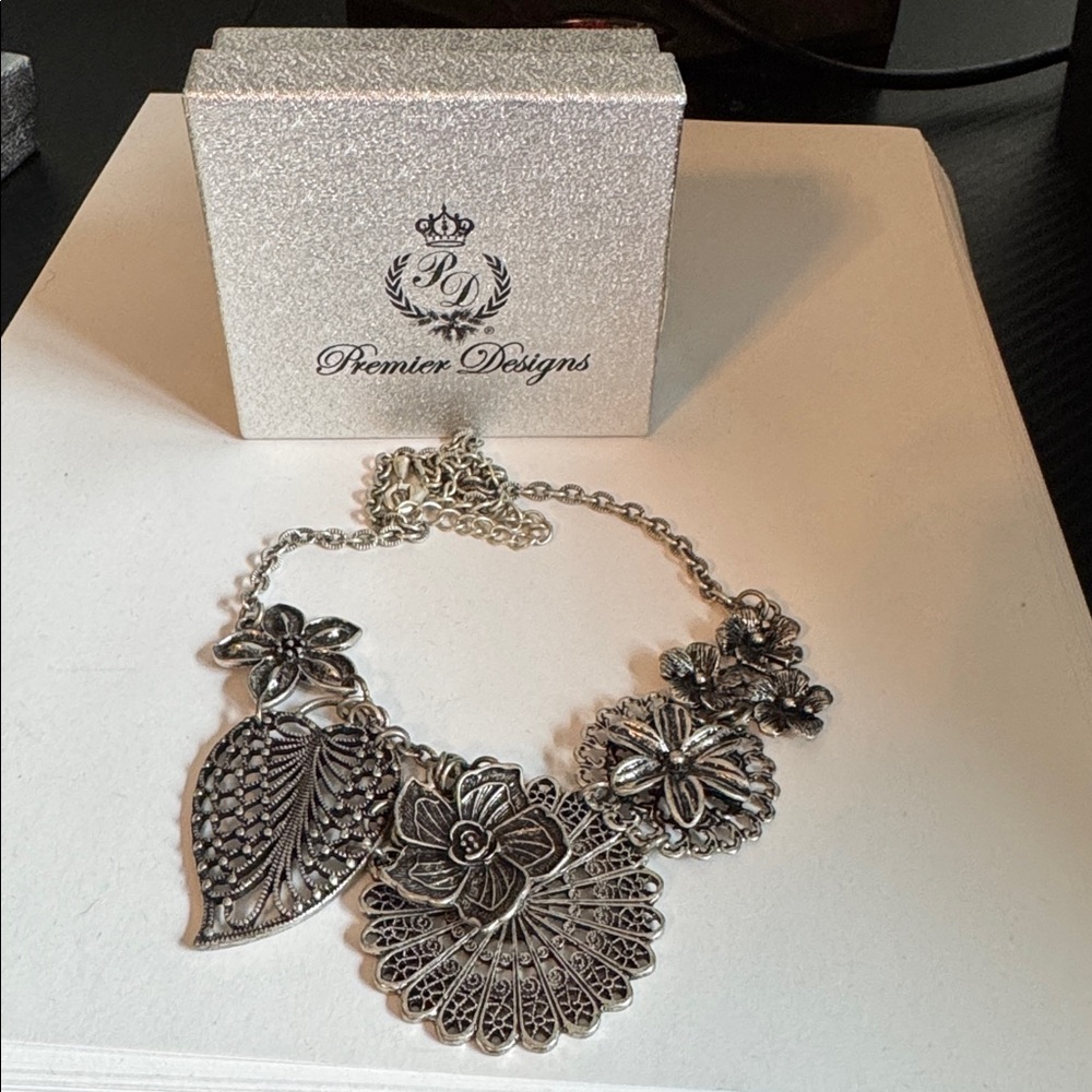 Premier Designs Botanical necklace
